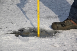 Dinkel: 22 cm bis zum Gewässergrund, 15 cm Eisdicke, es bleiben 7 cm Wasser für die Fische.